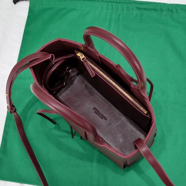Batch 1460 🔥🔥🔥BV mini tote bag🟡🟡🟡Arco tote finally has a mini version this season. I love this size💯I have always been fond of tote bags because it has no complicated design, is simple and neat, and is easy to match with daily clothes🍒🍒Key point key point! It comes with a detachable shoulder strap, suitable for commuting and casual wear for any occasion👏👏Model number: 9894#, size: 25x16x8cm